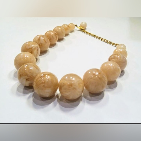 Pink marbled lucite, gold tone choker/. Necklace. Vintage mid century - Picture 8 of 14